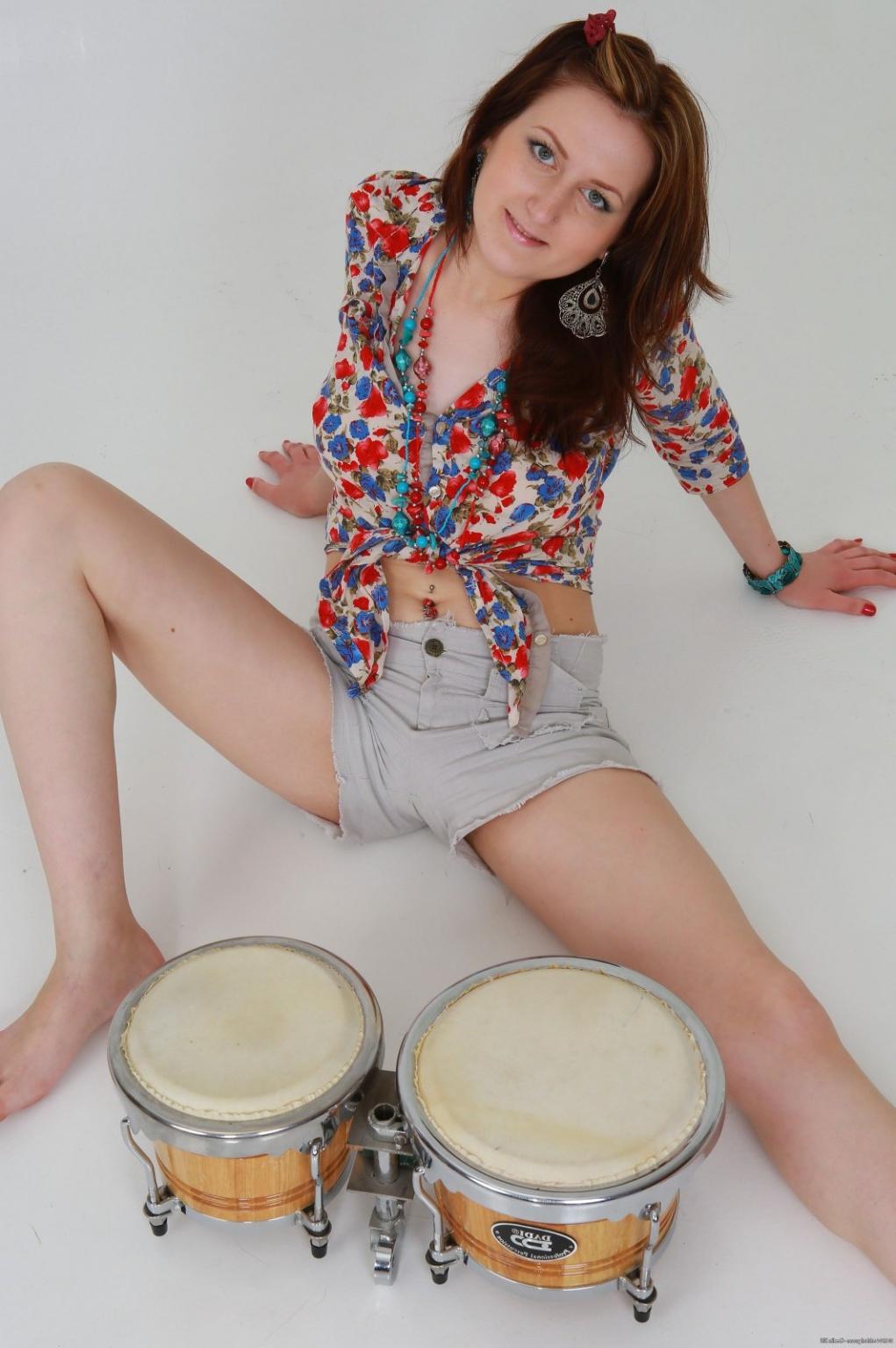 15P Sexy amateur Sandy strips and spreads her scary hairy crotch