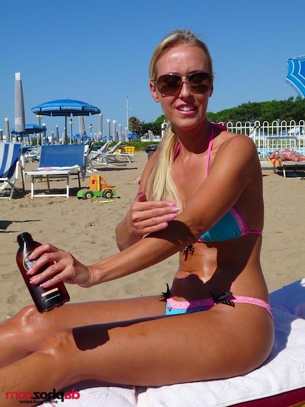 16P Kamilla Towel is a hot blond sexy woman from Czech Republic