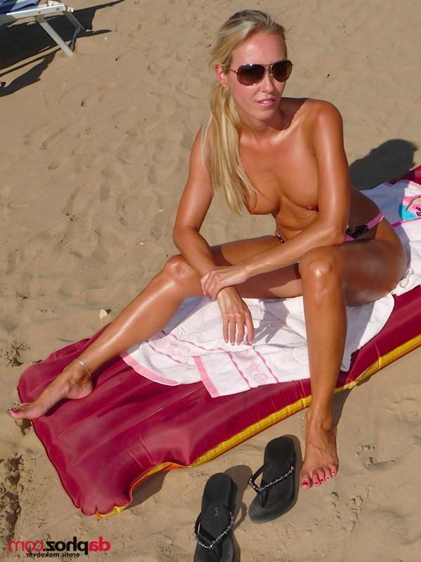 16P Kamilla Towel is a hot blond sexy woman from Czech Republic