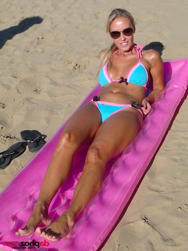 16P Kamilla Towel is a hot blond sexy woman from Czech Republic