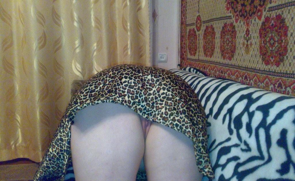 11P Spy upskirt pussy