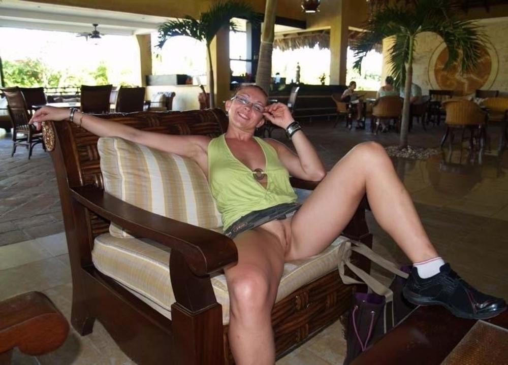 12P Upskirt pussy pictures