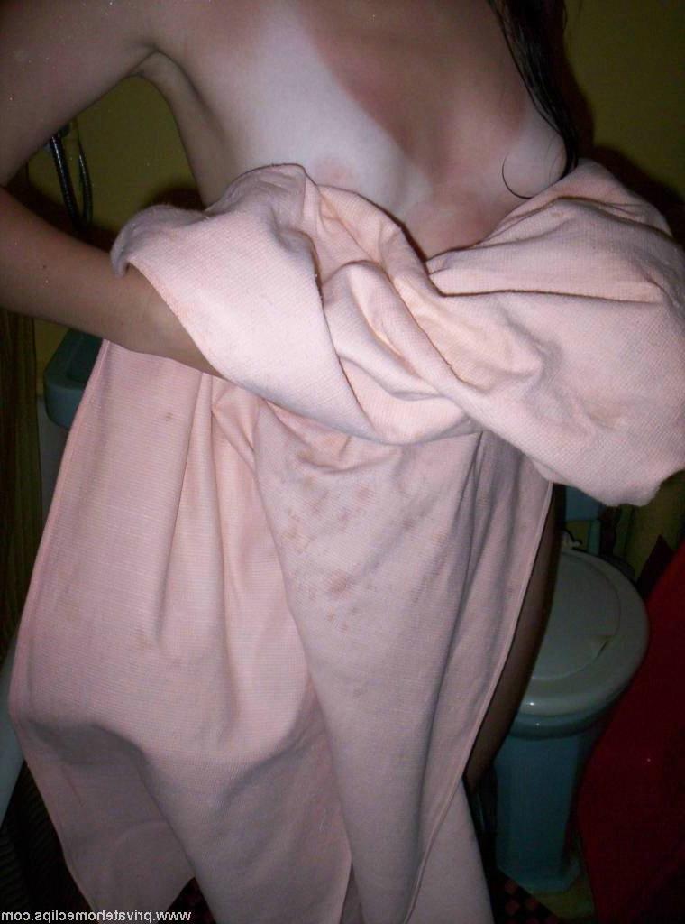 16P Home cam follows naked chicks everywhere in the house