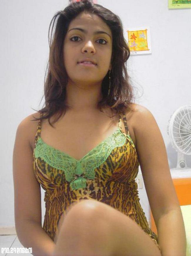 15P Indische Freundinnen posieren für die Kamera und ficken Galerie 22
