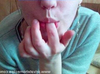 16P Shy amateur strips and fingers cunt before cam