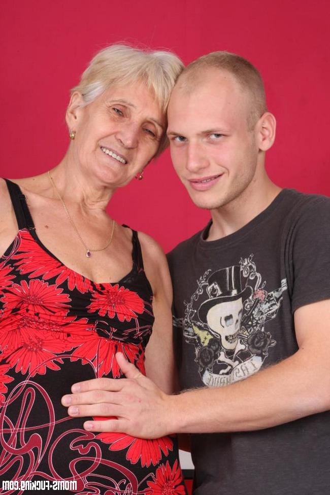 15P Real grannies get naked and fuck gallery 1