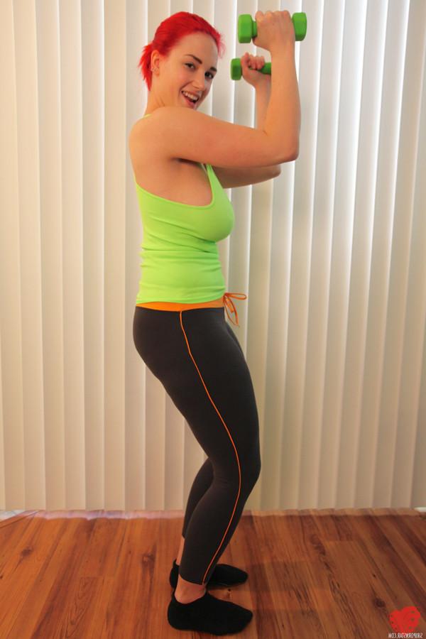 12P SIRI WORKS OUT WITH HER TITS AND ASS OUT