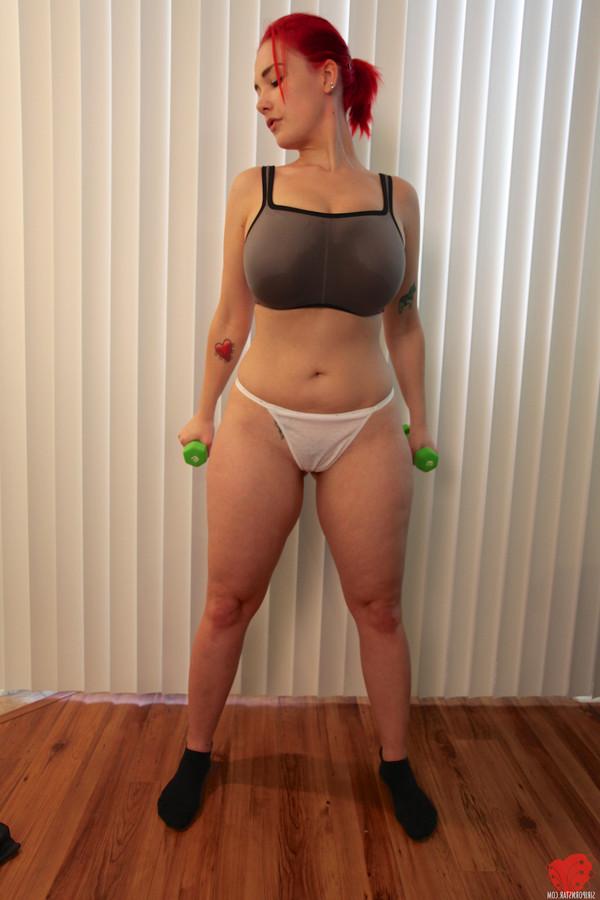 12P SIRI WORKS OUT WITH HER TITS AND ASS OUT