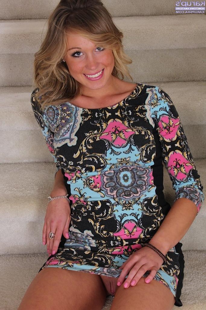 15P Spunky babe Ashley Jones naked on the stairs