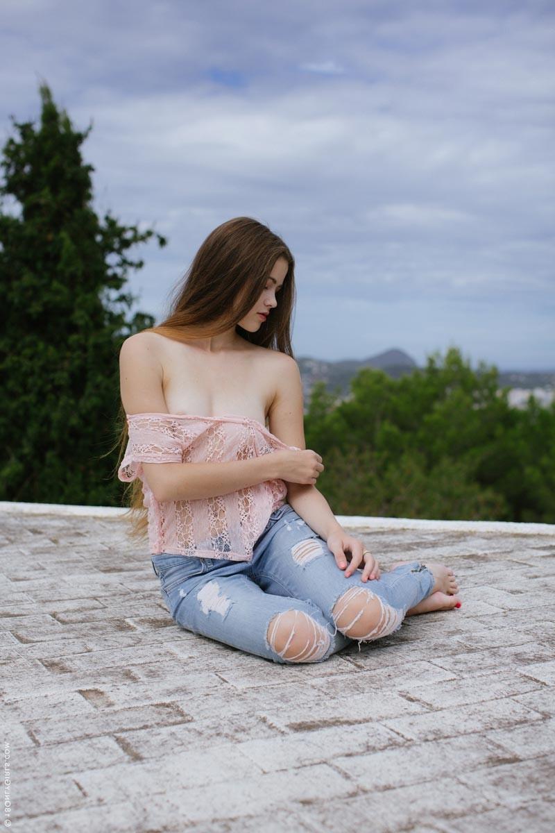 15P Beautiful teen strips off her jeans in the sun