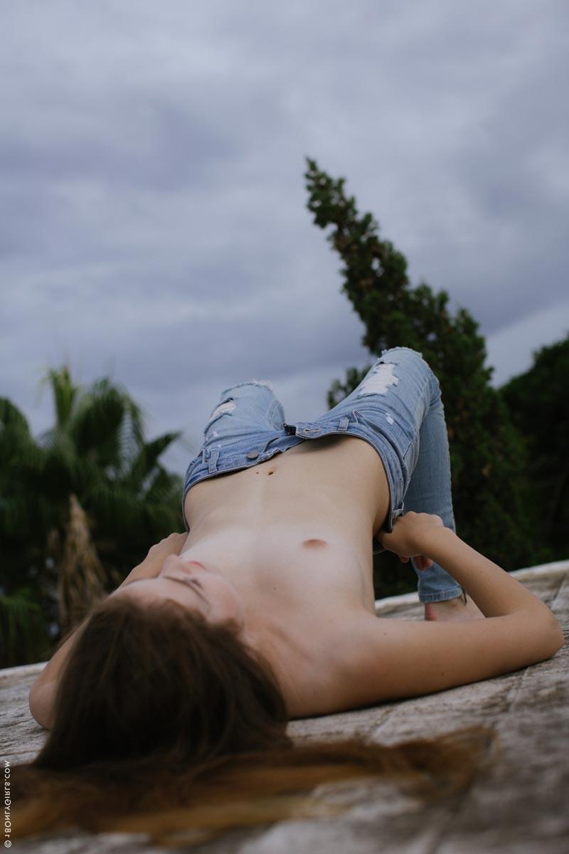 15P Beautiful teen strips off her jeans in the sun