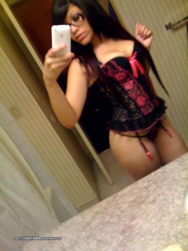 15P Real amateur girlfriends showing off on camera
