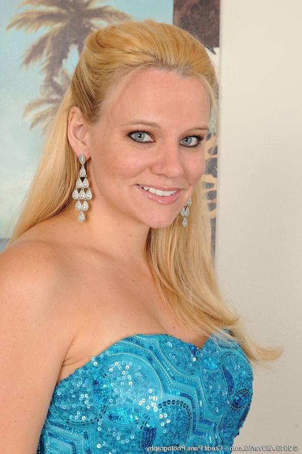 15P Stunning Milf Babe With Blond Hair And Blue Eyes Spreads