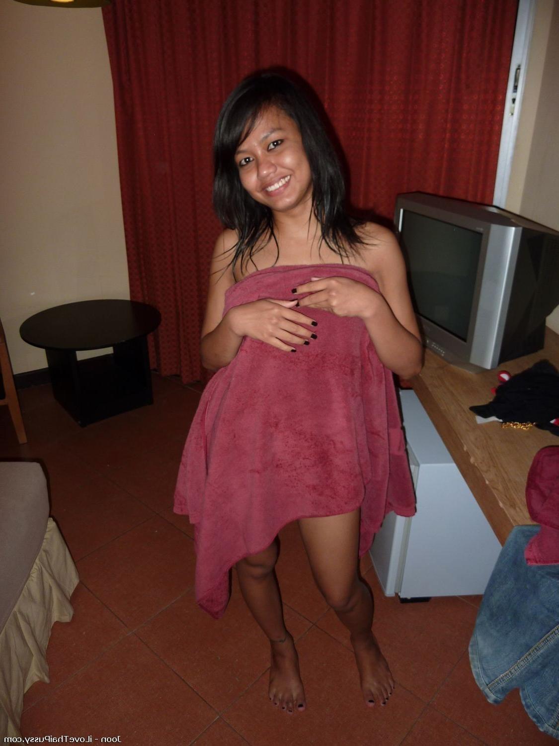 12P Hot Slutty Thai Hookers Spreading And Fucking