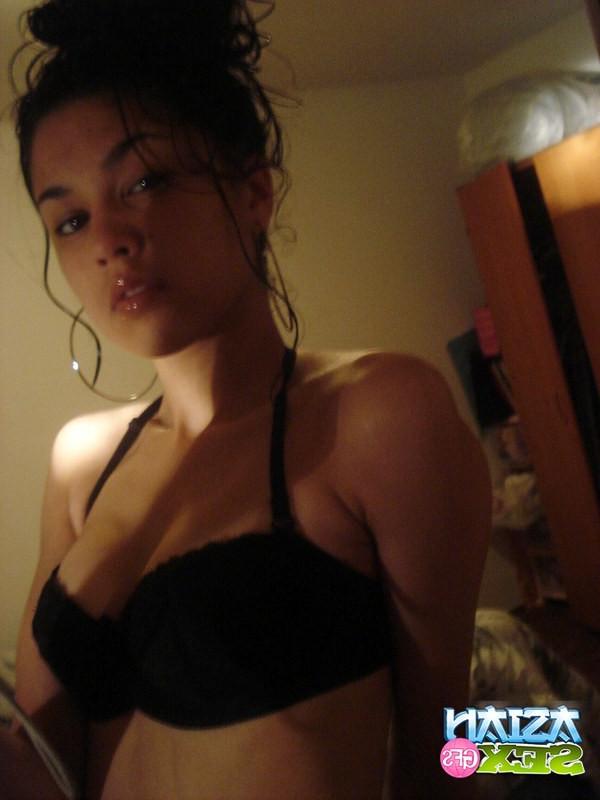 12P Stripped asian Gfs show their bodies in a sexy pictures
