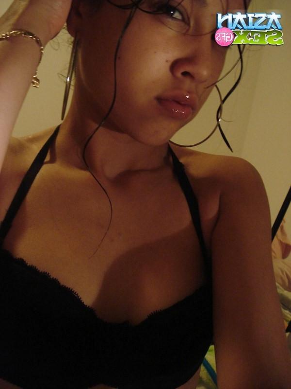 12P Stripped asian Gfs show their bodies in a sexy pictures