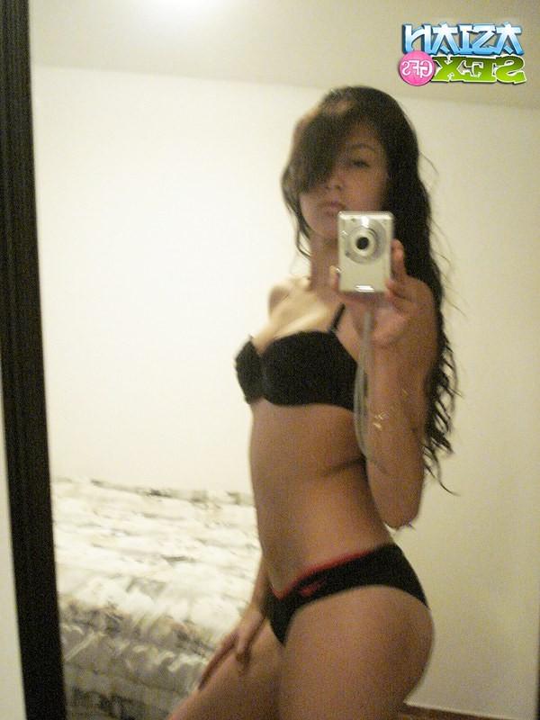 12P Stripped asian Gfs show their bodies in a sexy pictures
