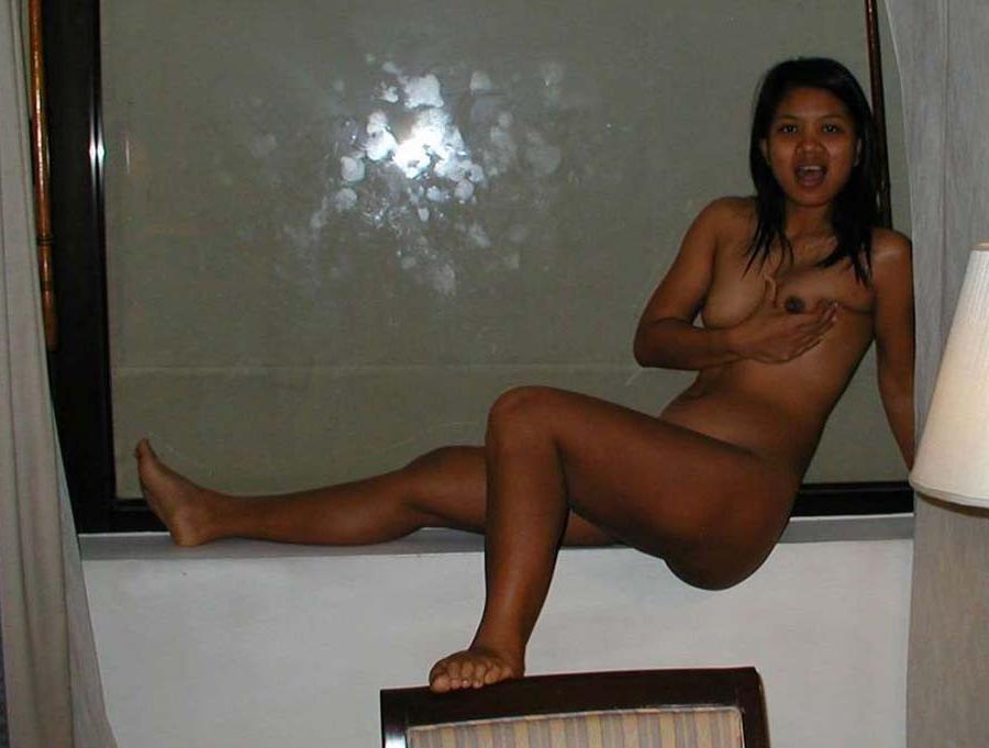15P Filipina gets naked in a hotel room