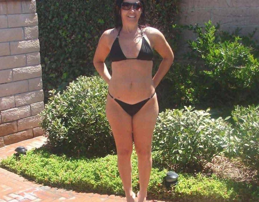 15P Amateur housewife outdoors