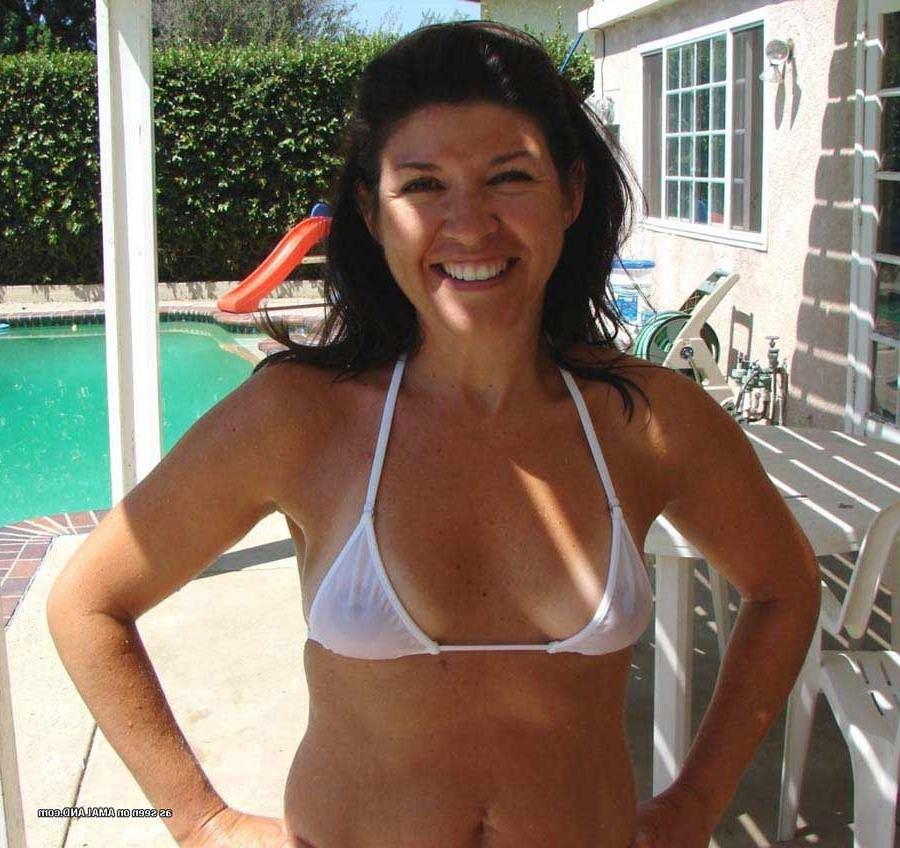 15P Amateur housewife outdoors