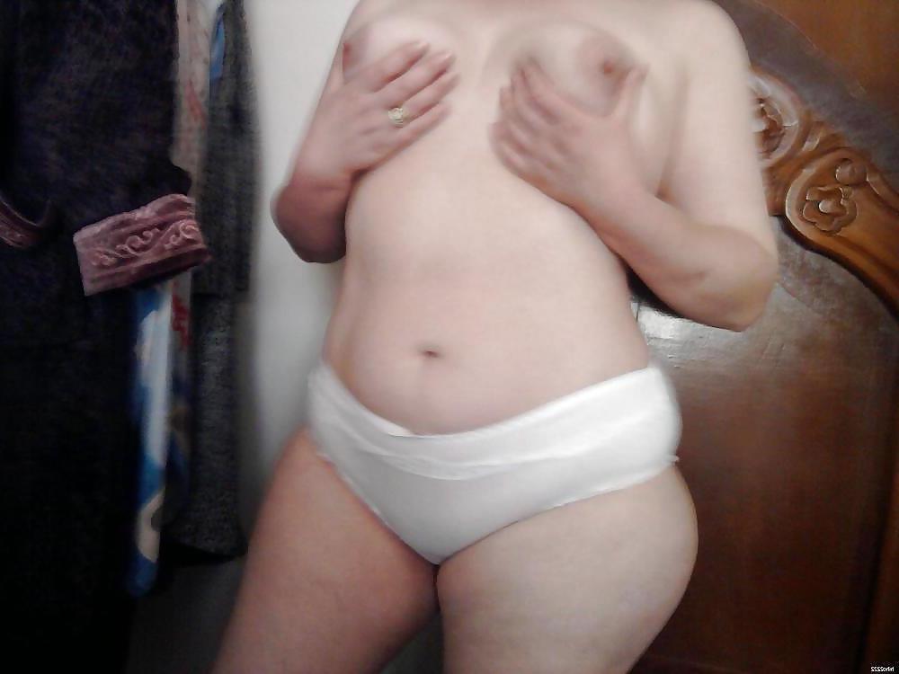 17P Arab Housewife 15
