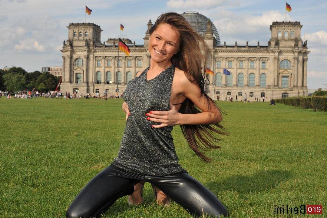 11P Eroberlin-Samantha-Rise-I-LOVE-BERLIN-public-masturbation