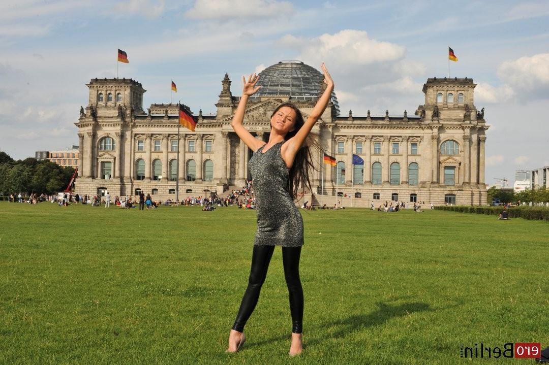 11P Eroberlin-Samantha-Rise-I-LOVE-BERLIN-public-masturbation