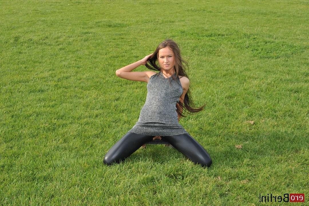 11P Eroberlin-Samantha-Rise-I-LOVE-BERLIN-public-masturbation