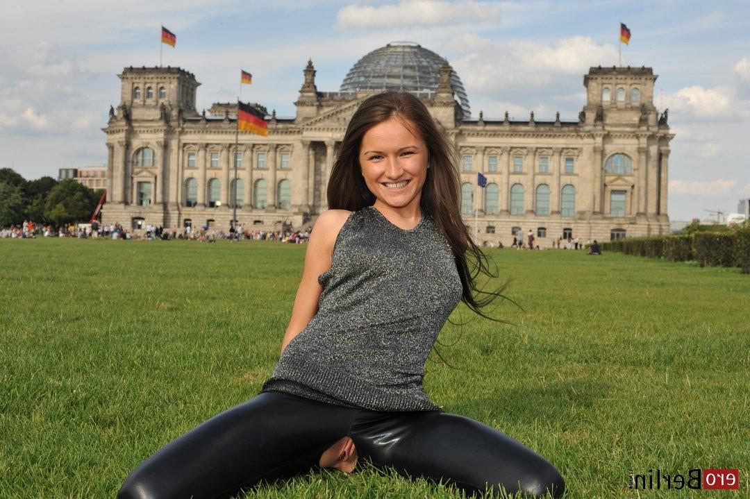 11P Eroberlin-Samantha-Rise-I-LOVE-BERLIN-public-masturbation