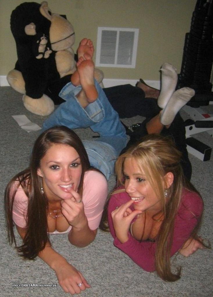 15P Homemade pics of amateur 18 year old GFs flashing and teasing