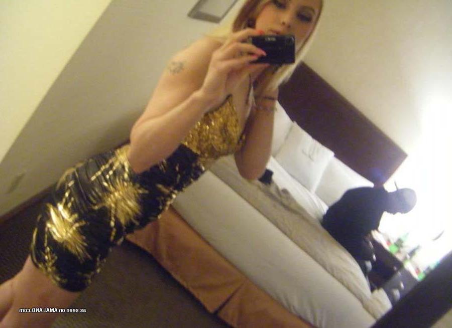 16P Hot amateur chick posing in a hotel room