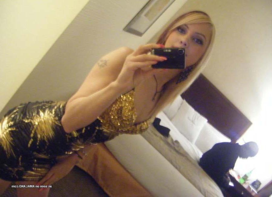 16P Hot amateur chick posing in a hotel room