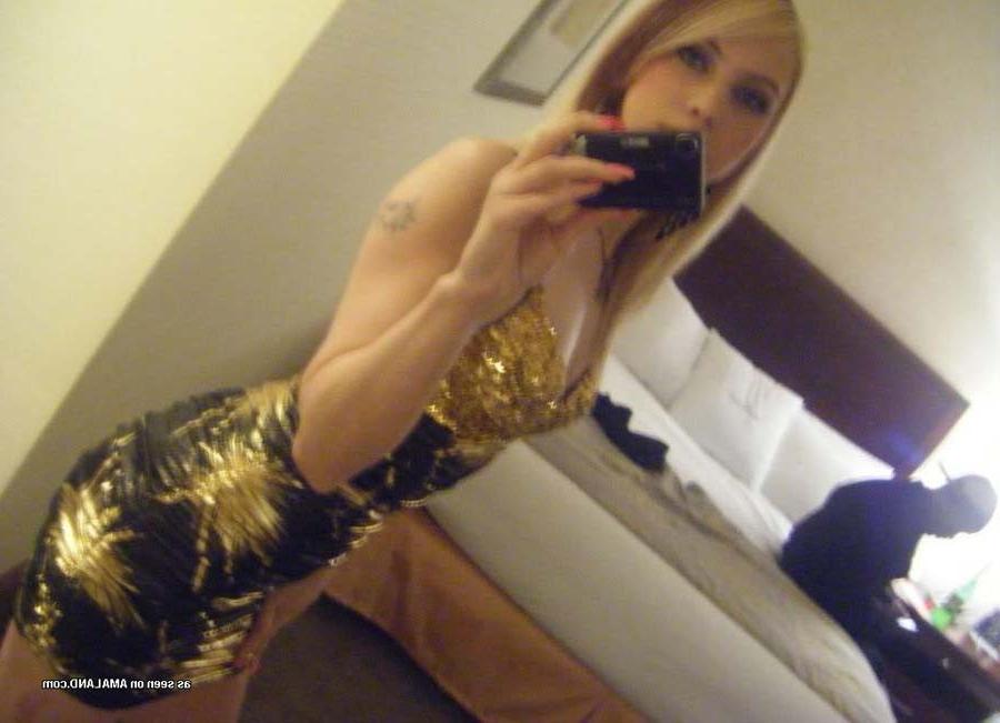 16P Hot amateur chick posing in a hotel room