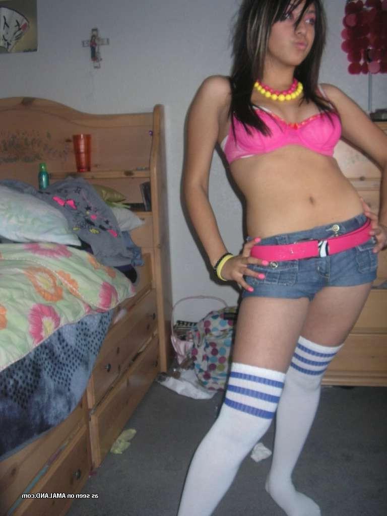 15P Amateur 18 year old girlfriends tease in bedrooms