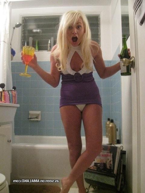 15P Amateur 18 year old girlfriends show bare pussies