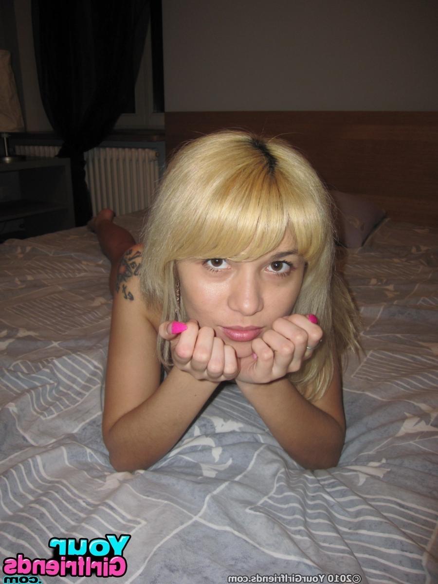 15P Amateur girlfriends posing