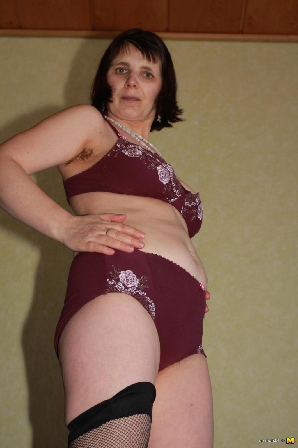 16P This naughty housewife loves playing with herself