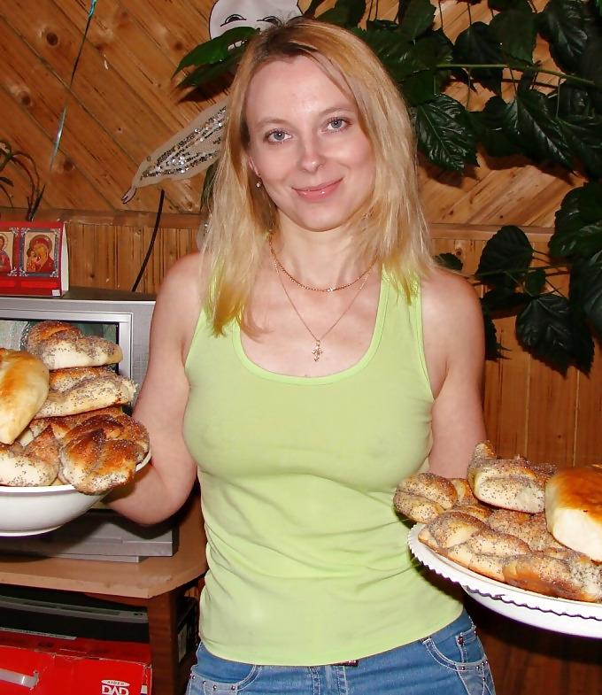 25P Girls showing their buldges make me show my buldge