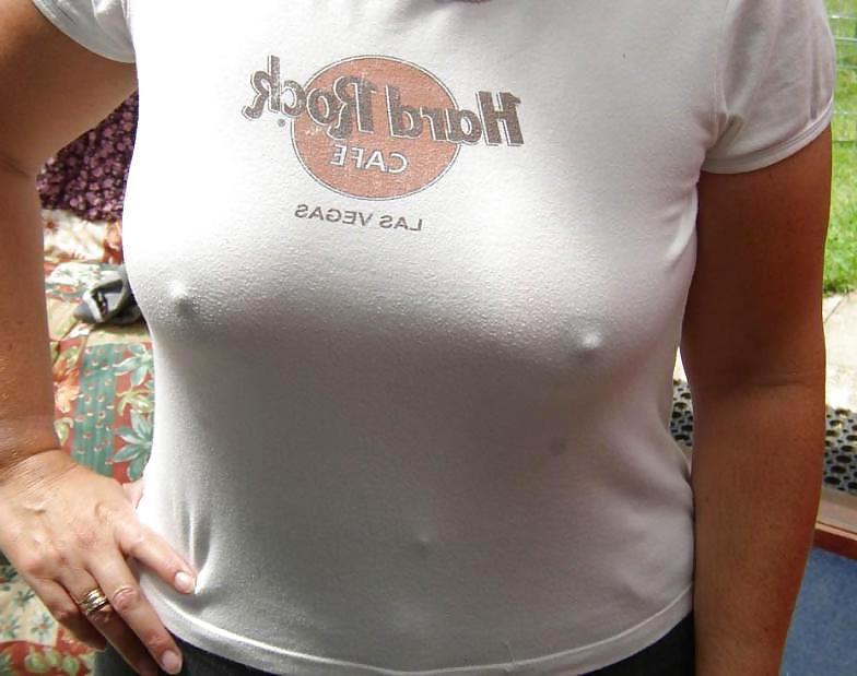 25P Girls showing their buldges make me show my buldge