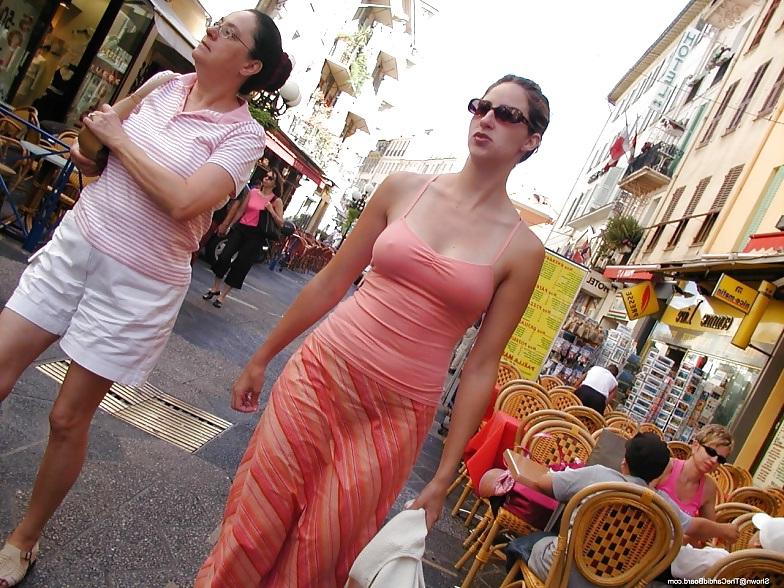 25P Girls showing their buldges make me show my buldge