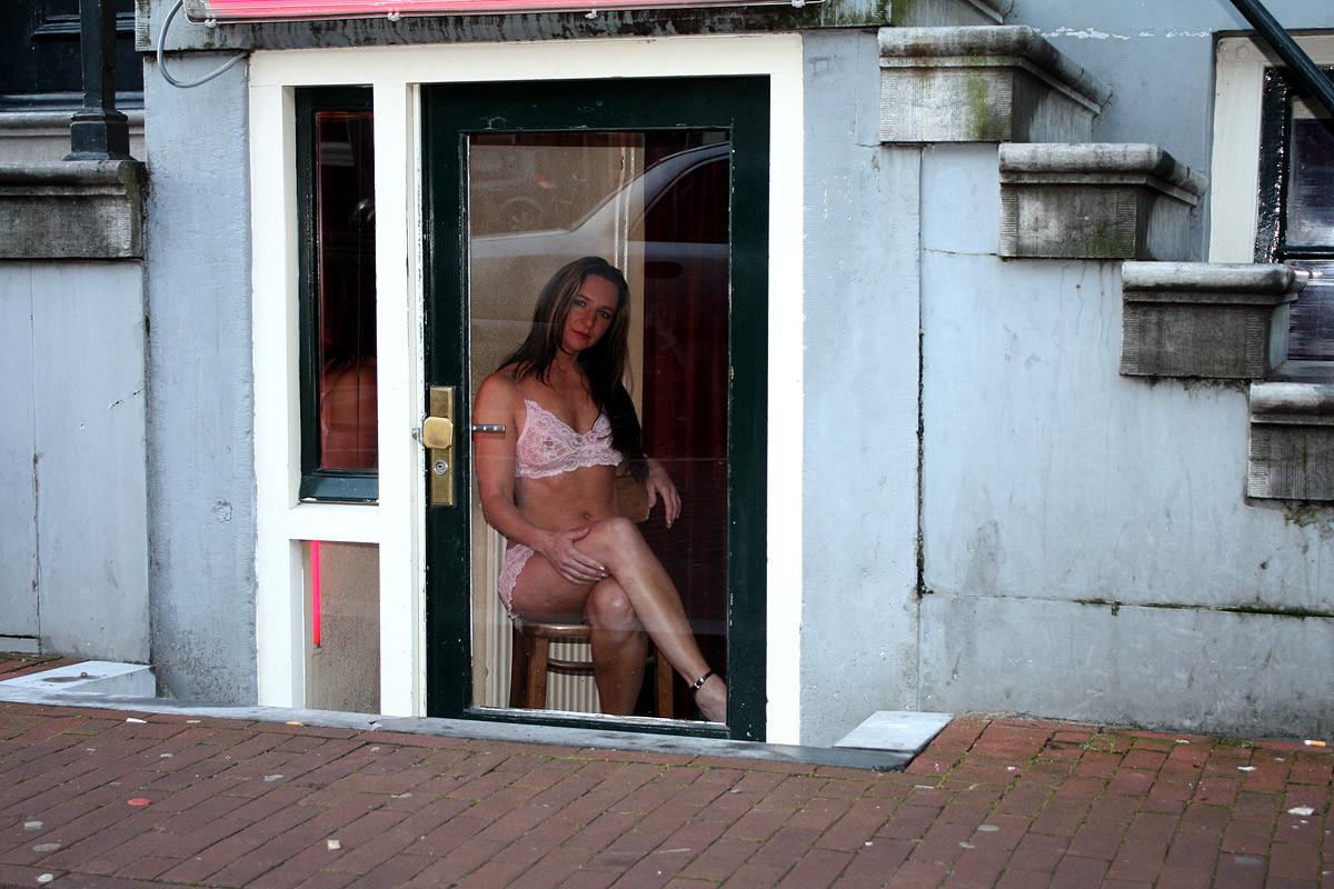 14P Milf pleasing a tourist his cock for cash money