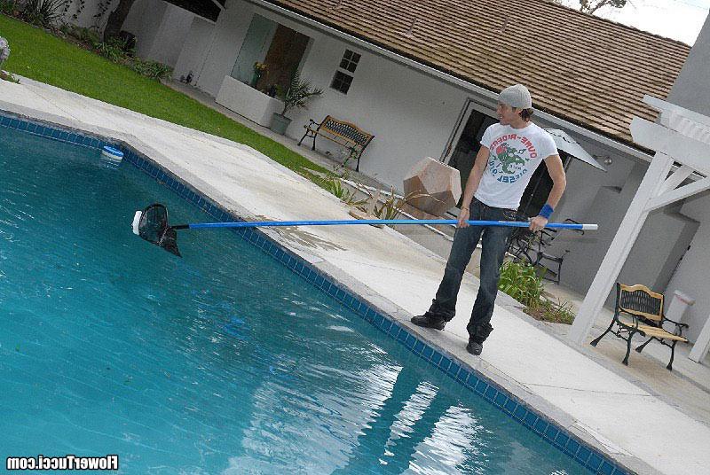 18P This lucky poolboy finds himself in the backyard wiht 2 sex fiends and ends up k