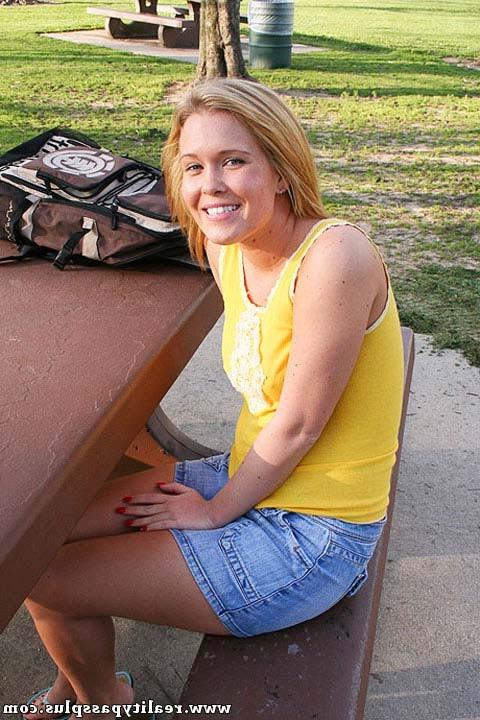 15P Sexy blonde slides her bikin bottoms up her reality camel toe slit