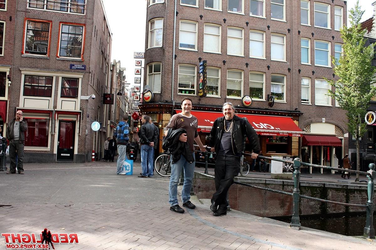 14P Curvy milf hooker helps a tourist release a load