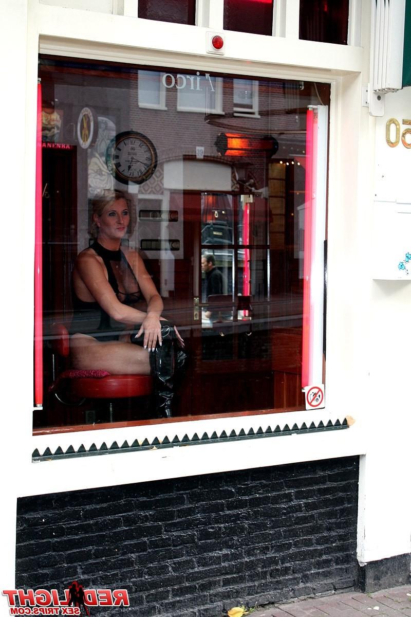 14P Curvy milf hooker helps a tourist release a load