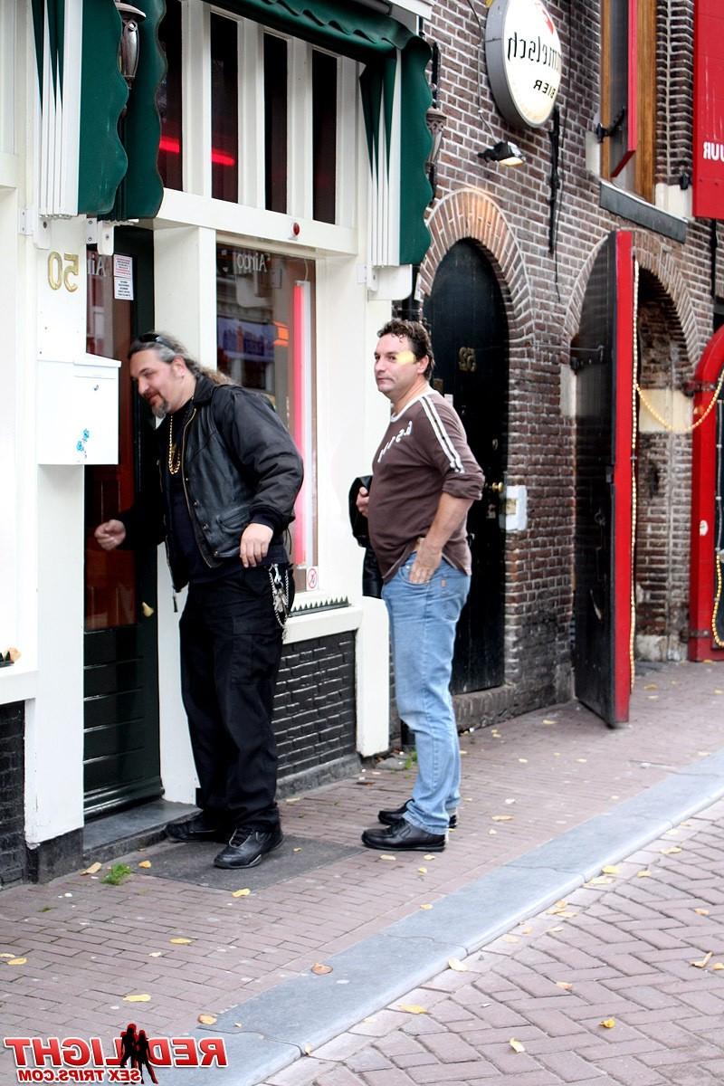 14P Curvy milf hooker helps a tourist release a load
