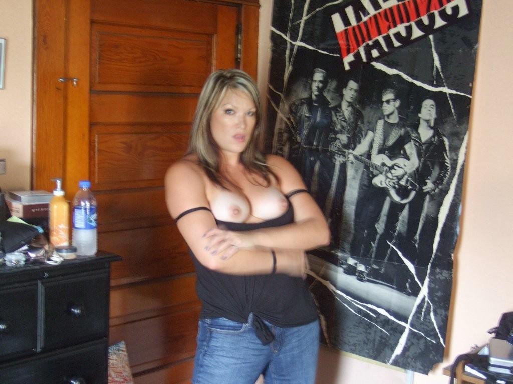 13P Hot mom showing her pretty titties