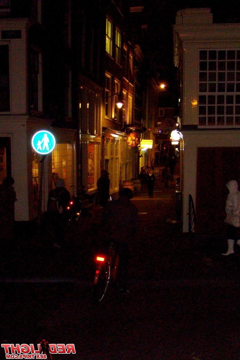 14P Big ass prostitute helping a tourist to spunk all over her