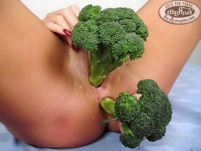 16P milf shoving veggies into her pussy and asshole