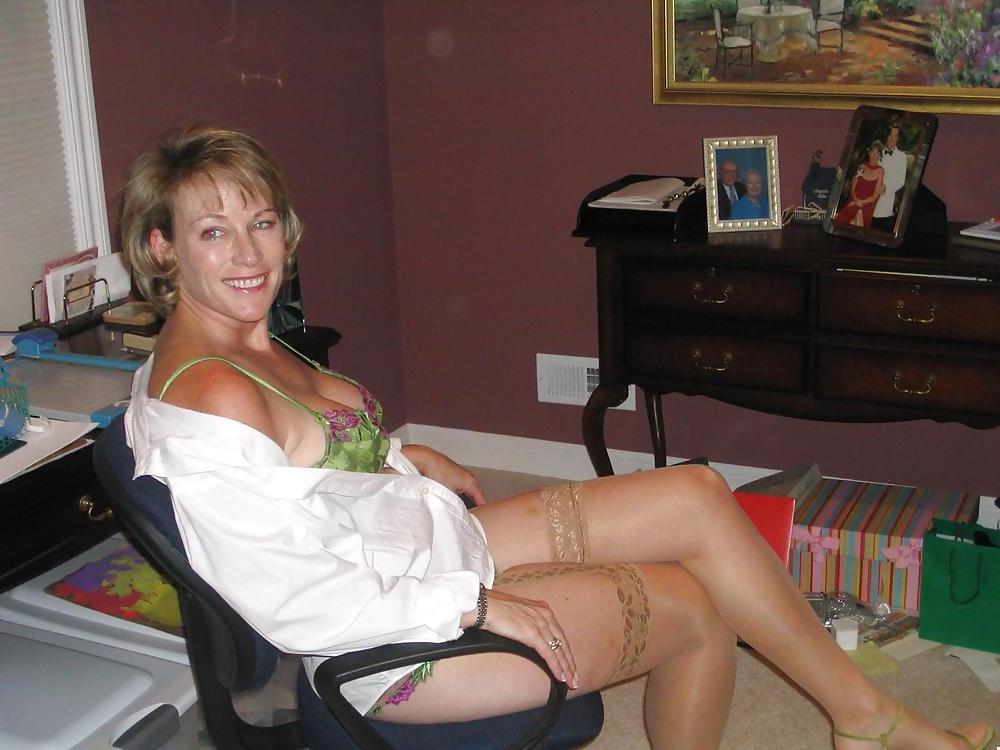 25P Uber hot MILF housewife